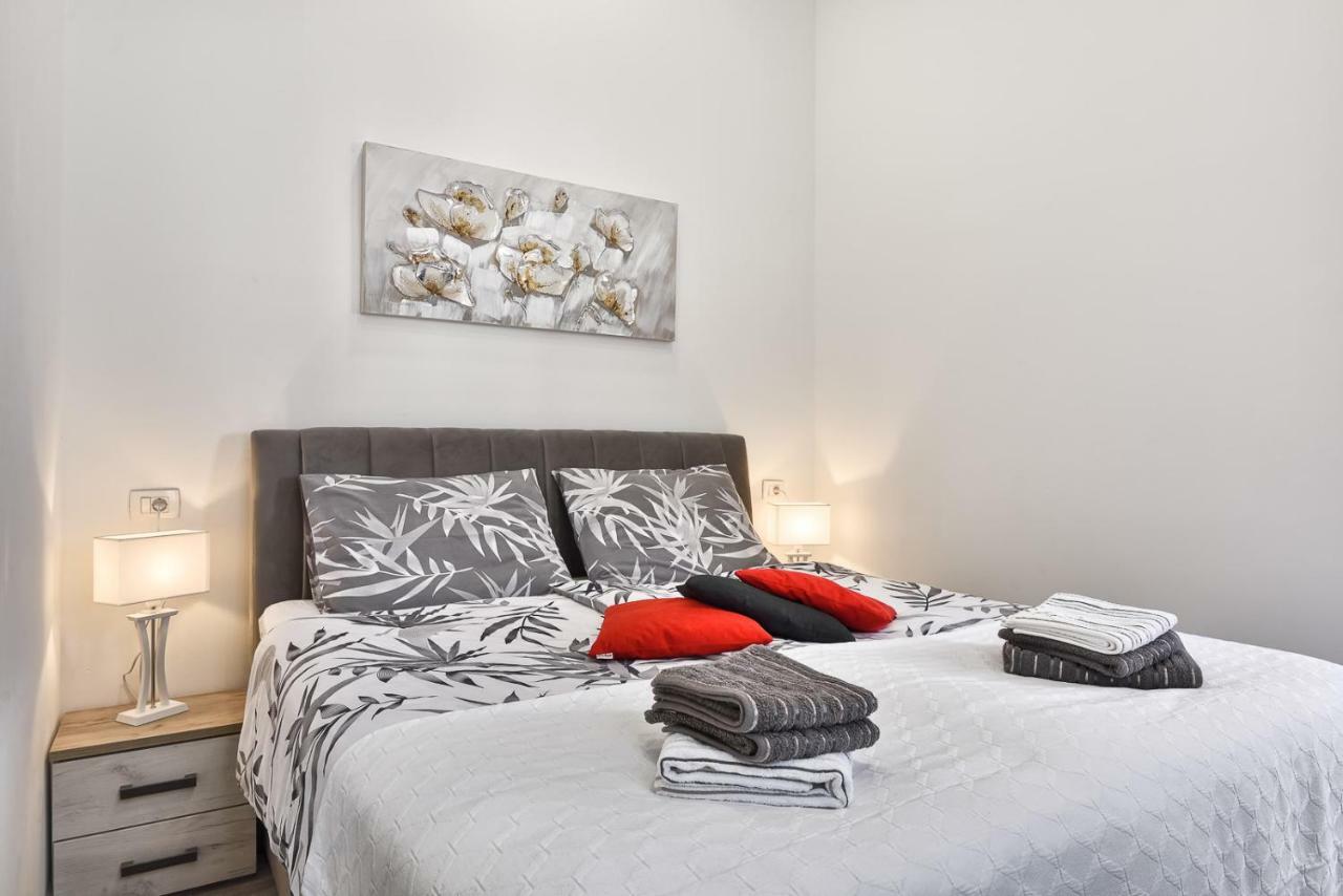 Apartment 20M From Arena Pula Eksteriør billede