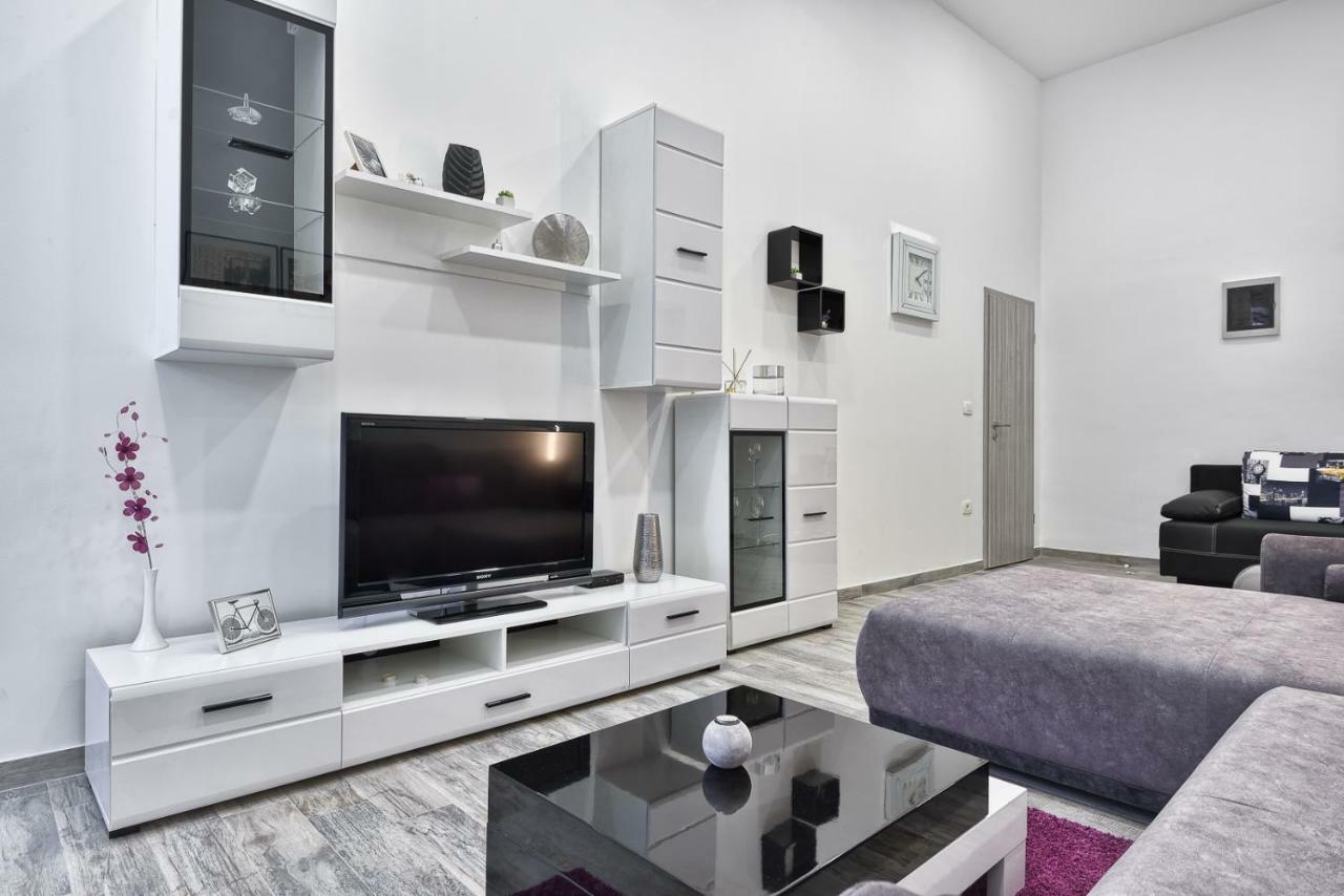 Apartment 20M From Arena Pula Eksteriør billede